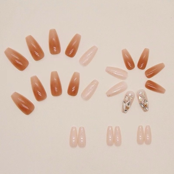 Beautiful Press-on Nails for women - Picture 4 of 4